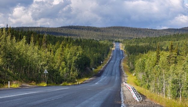 Foto carretera con marcas en la superficie del cielo