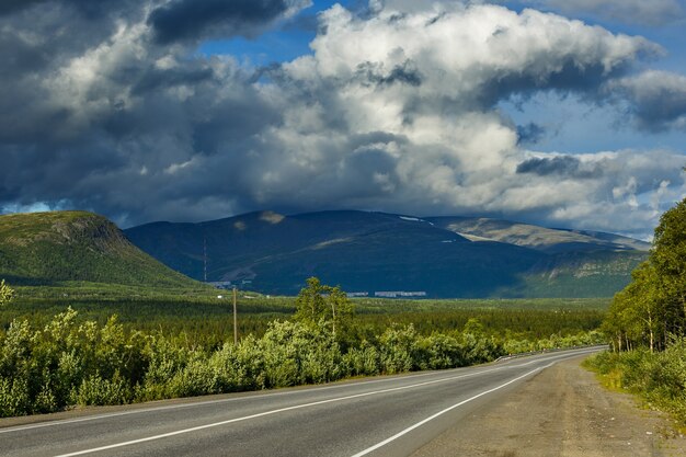 Carretera con marcas en la superficie del cielo