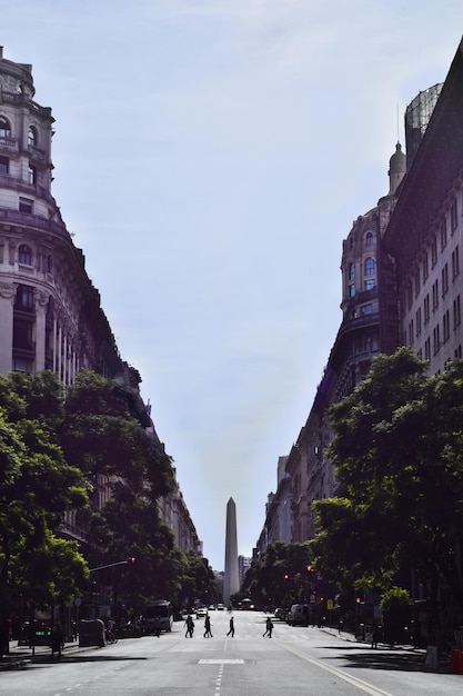 Foto carretera en medio de edificios en la ciudad contra el cielo