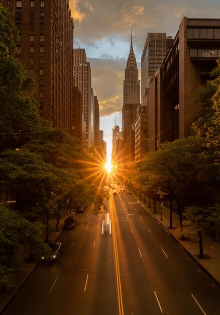 Foto carretera en medio de edificios contra el cielo durante la puesta de sol