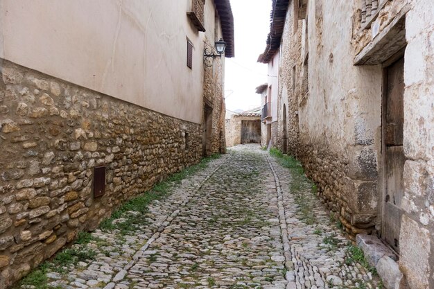 Carretera en medio de edificios contra el cielo