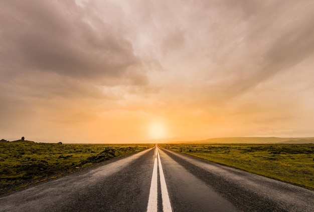 Carretera en medio del paisaje contra el cielo dramático