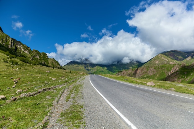 Carretera militar georgiana, hermosos paisajes de montaña y ríos de montaña a lo largo de ella. Carretera militar georgiana