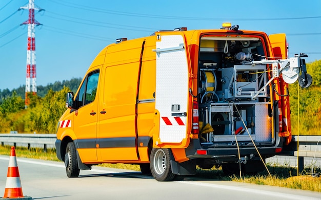 Carretera y minivan con indicador de señal de tráfico mientras se trabaja en la carretera en Eslovenia. Calle Viaje de vacaciones en carretera. Mini van en Drive on Holiday o viaje. Paseo en movimiento. Para Transporte. Carril izquierdo y derecho