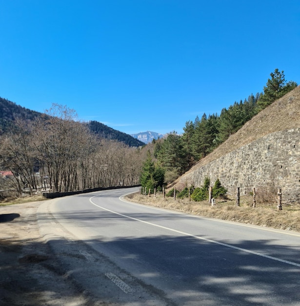 Una carretera con una montaña al fondo y un cartel que dice está en ella.