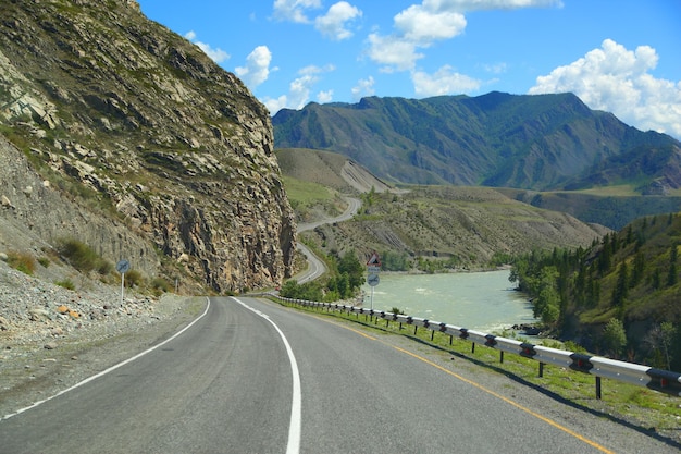 Carretera de montaña en Altai