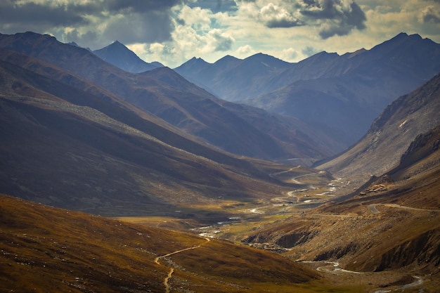 Carretera de montaña en Babusar Pass, una de las carreteras más altas de Pakistán