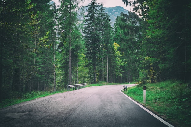 Carretera de montaña Carretera de la montaña Dolomita - Italia