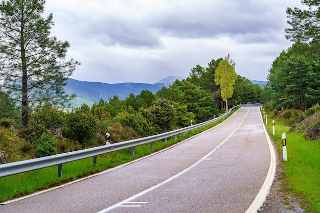 Carretera de montaña a la cima de la sierra Guadarrama Madrid