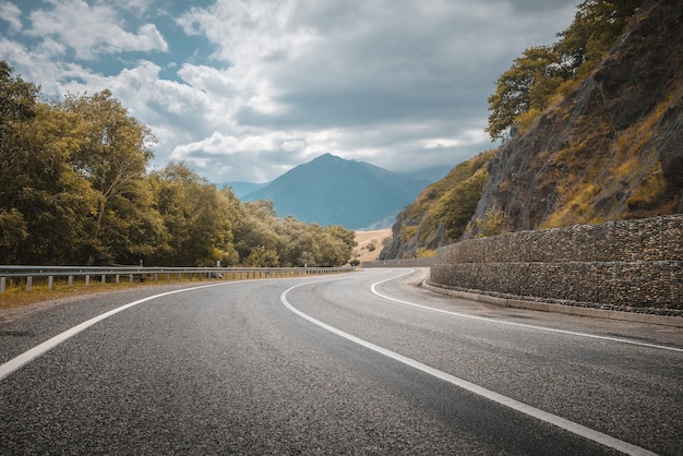 Carretera de montaña. Curva de carretera. Viajar