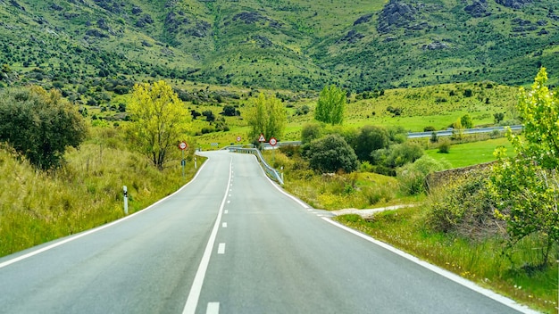 Carretera de montaña con curvas pronunciadas en el bosque Guadarrama Madrid