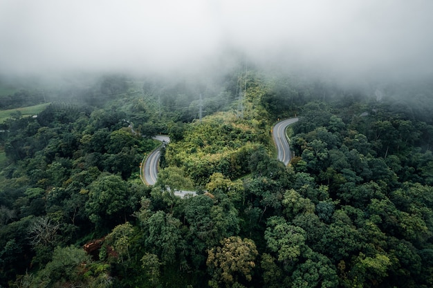 Carretera de montaña en días lluviosos y brumosos, Camino a Pai