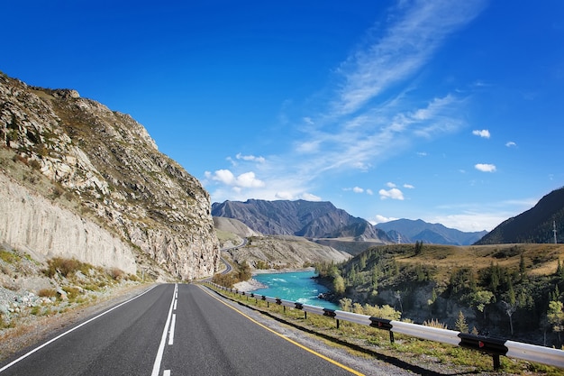 Carretera de montaña en la hermosa naturaleza