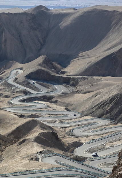 Una carretera de montaña con una montaña al fondo.