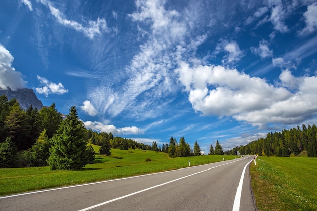 Carretera de montaña en las montañas Dolomitas, Italia