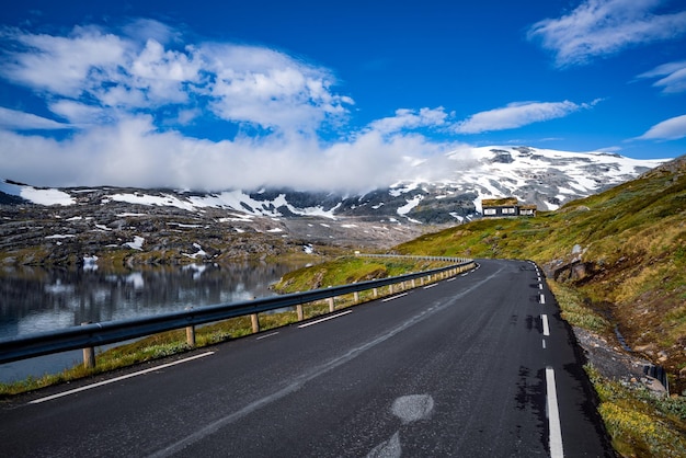 Carretera de montaña en Noruega.