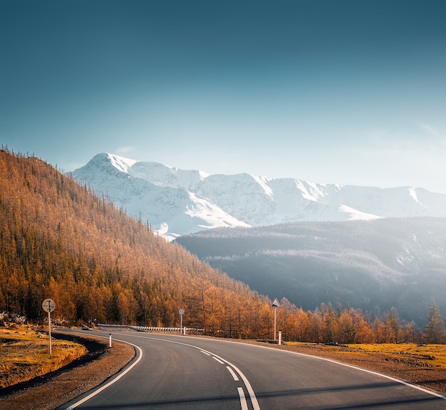 Carretera de montaña en otoño mountais