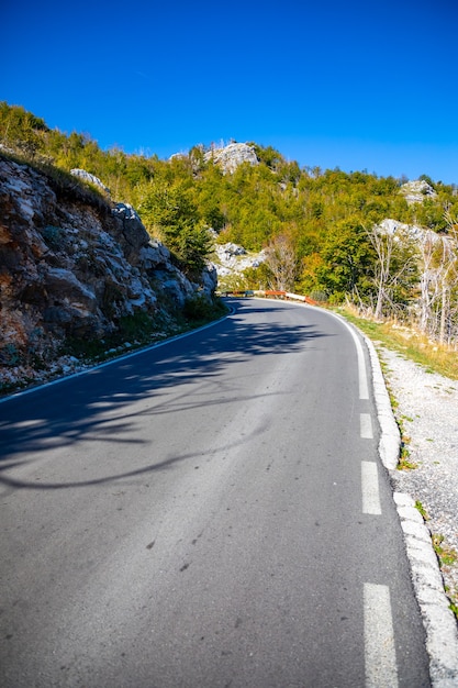 Carretera de montaña en el parque nacional lovcen nature de montenegro