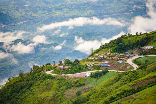 Carretera de montaña en (phu tubberk) en el Parque Nacional Phu Hin Rong Kla