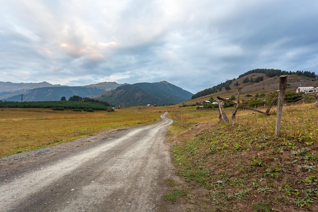 Carretera de montaña en el pueblo de alta montaña Tusheti, Omalo. viajes a georgia