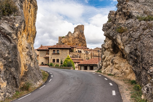 Foto carretera de montaña que conduce al pueblo medieval de frias en el centro de españa burgos