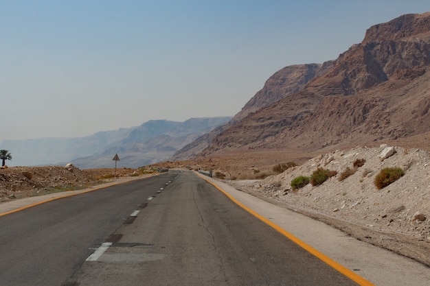 Carretera de montaña vacía perfecta en un caluroso día de verano