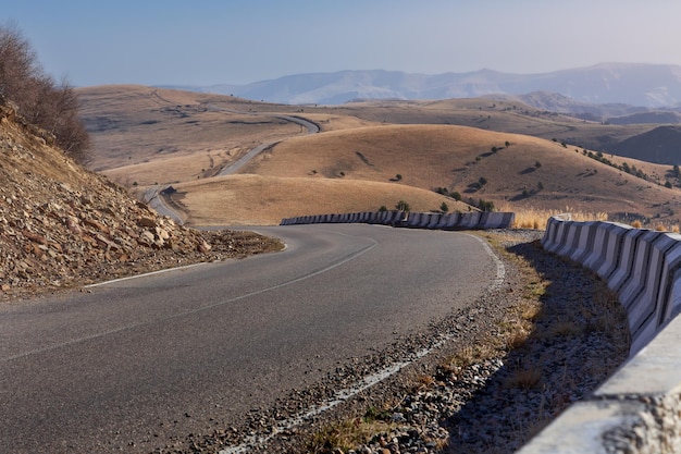 Carretera de montaña vacía serpentea a lo largo de las cimas de las colinas Cáucaso Rusia