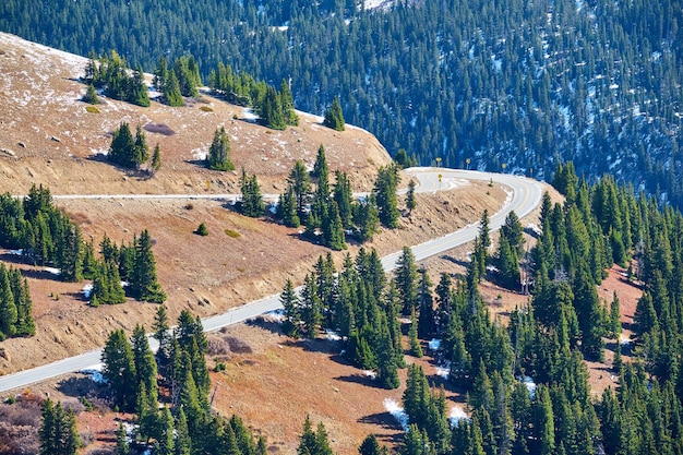 Carretera en las montañas de Colorado en otoño