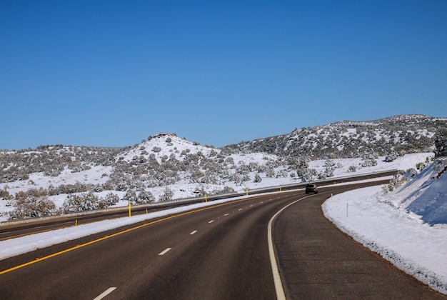 Carretera en montañas cubiertas de nieve