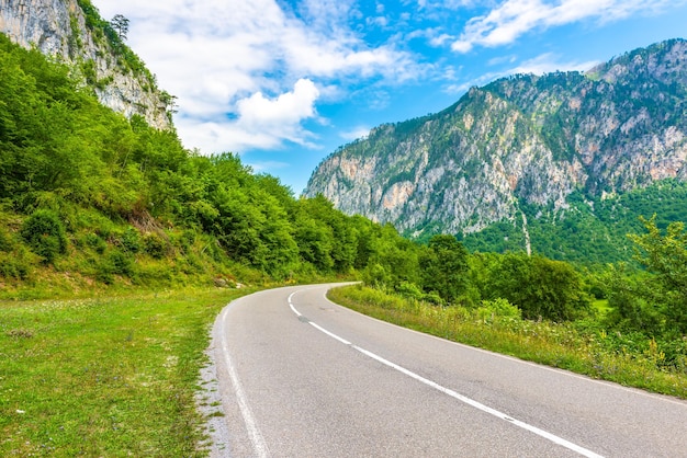 Carretera en las montañas de Montenegro por la tarde