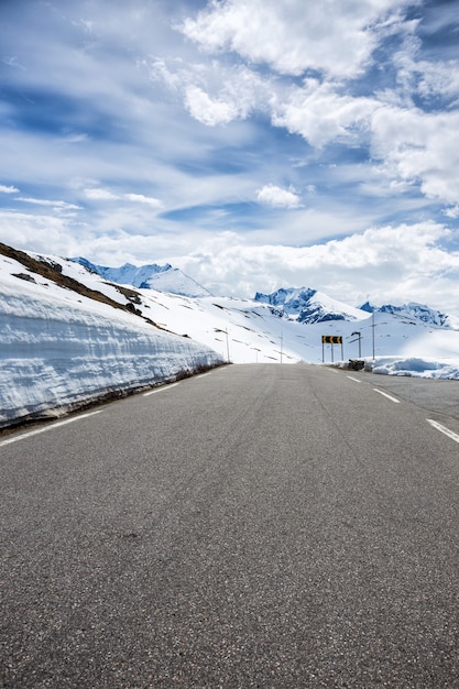 Carretera en las montañas de Noruega, Noruega