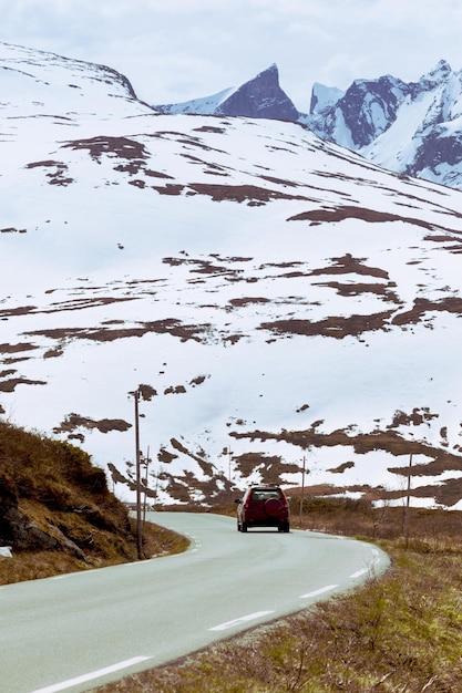 Carretera en las montañas de Noruega, Noruega