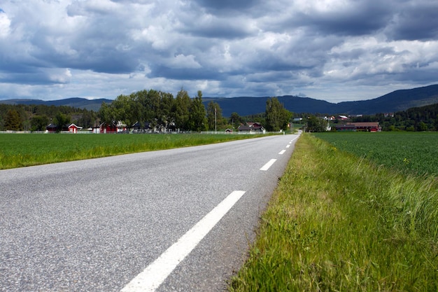 Carretera en las montañas de Noruega, Noruega