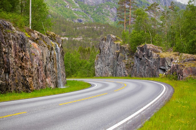 Carretera en las montañas noruegas, Noruega