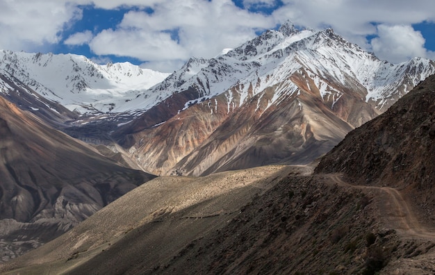 Carretera en las montañas de Pamir, Wakhan Corridor, en la frontera de Tayikistán y Afganistán.