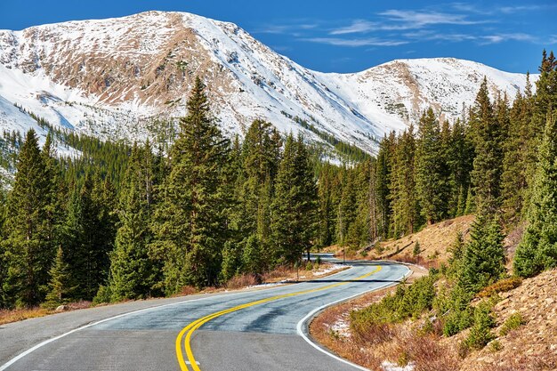 Carretera en las Montañas Rocosas de Colorado