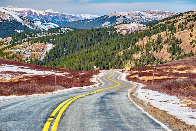 Carretera en las Montañas Rocosas de Colorado