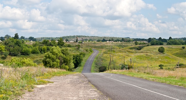 Carretera montañosa en Rusia entre los campos