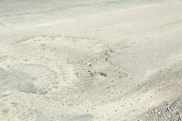 Carretera de muy mala calidad con baches.