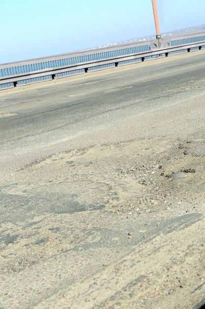 Carretera de muy mala calidad con baches.