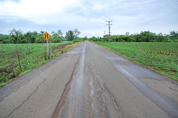 Carretera nacional después de la lluvia en Tailandia.