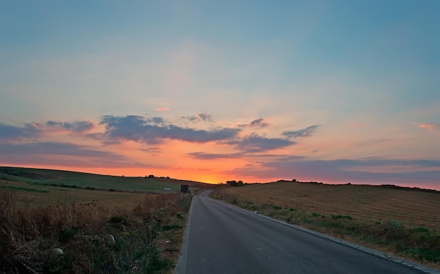 Carretera nacional bajo una puesta de sol escénica