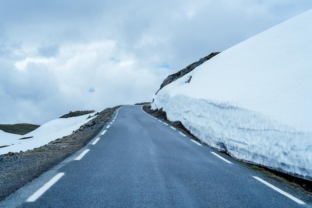 Carretera nevada Bjorgavegen Noruega