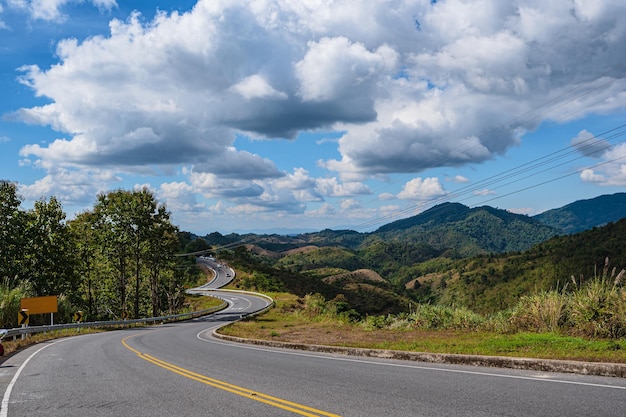 Carretera No1081 desde el distrito de Pua hasta el distrito de Bo Kluea Nan TAILANDIA El famoso punto de vista y que los turistas deben pasar para registrarse en nan La carretera con curvas parece el número 3