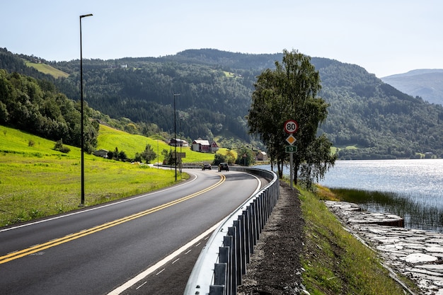 Carretera en Noruega sobre montañas, colinas y fiordos.