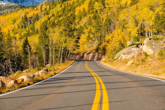 Carretera en otoño en Colorado USA