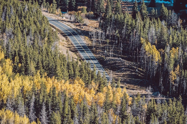 Carretera en otoño en Colorado USA