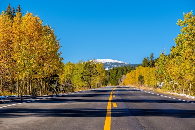 Carretera en otoño en Colorado USA