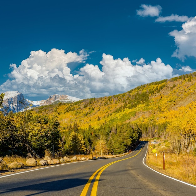 Foto carretera en otoño en colorado usa