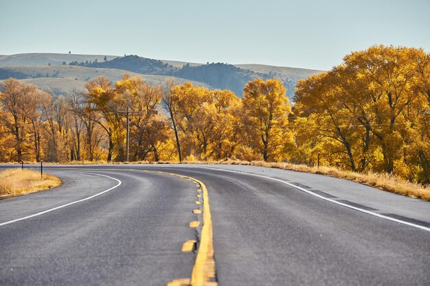 Carretera en otoño en Colorado USA